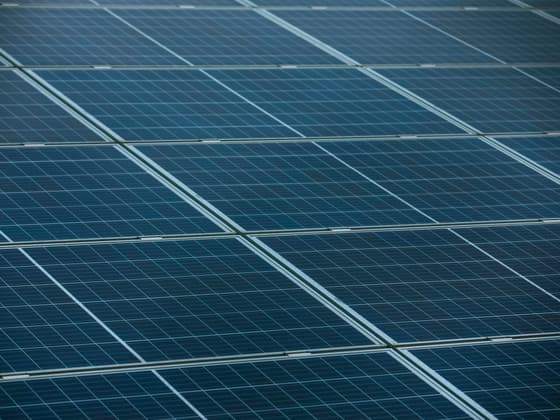 Détail de modules photovoltaïques en plein soleil