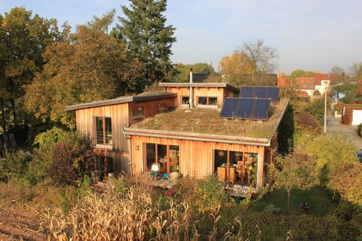Panneaux solaires en toiture et application de suivi de production — photo d'illustration
