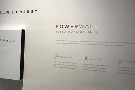 Une batterie domestique de stockage d'électricité solaire — photo d'illustration