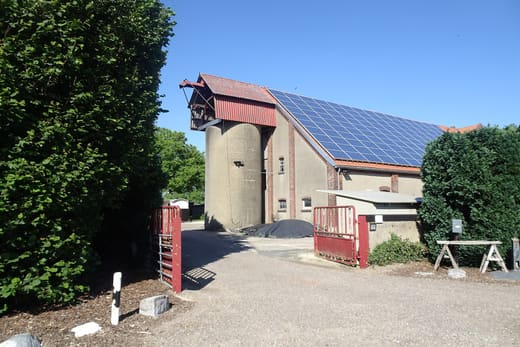 Grande toiture de hangar agricole équipée de panneaux solaires — photo d'illustration