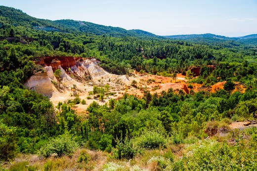Les falaises d'ocre du pays d'Apt dans le Luberon — photo d'illustration