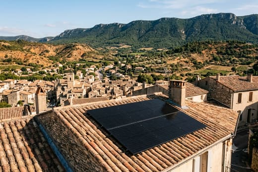 Toiture solaire dans la vallée du Calavon, avec le Luberon boisé en arrière-plan, à Apt — photo d'illustration