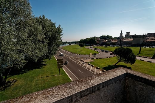 Le Palais des Papes et les toits d'Avignon sous le soleil — photo d'illustration