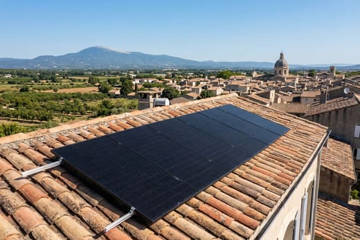 Toiture solaire sur la plaine du Comtat avec le mont Ventoux à l'horizon, à Carpentras — photo d'illustration