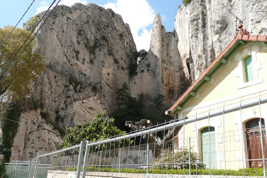 La colline Saint-Jacques dominant les toits de Cavaillon — photo d'illustration