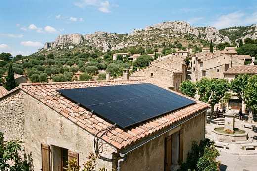 Toiture solaire avec la fontaine et la place ombragée d'Eyguières, au pied des Alpilles — photo d'illustration