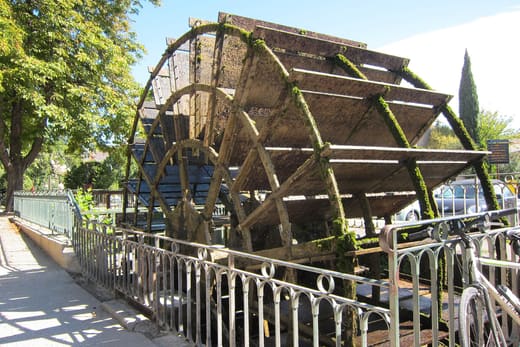 Un canal de la Sorgue et sa roue à aubes à L'Isle-sur-la-Sorgue — photo d'illustration