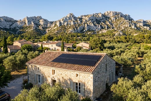 Panneaux solaires sur un mas entouré d'oliveraies, au pied du massif, à Mas-Blanc-des-Alpilles — photo d'illustration