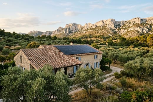 Panneaux solaires sur un mas au milieu des oliveraies de la vallée des Baux, à Maussane-les-Alpilles — photo d'illustration