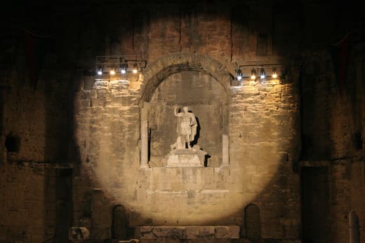 Le théâtre antique romain d'Orange sous le soleil de la vallée du Rhône — photo d'illustration