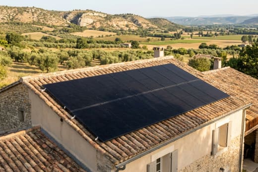 Toiture solaire au pied du Luberon, au-dessus de la vallée de la Durance, à Pertuis — photo d'illustration