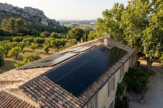 Panneaux solaires sur une toiture au pied nord des Alpilles, à Saint-Étienne-du-Grès — photo d'illustration