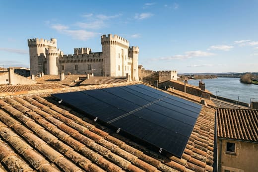 Toiture solaire ancienne avec le château du roi René au bord du Rhône, à Tarascon — photo d'illustration