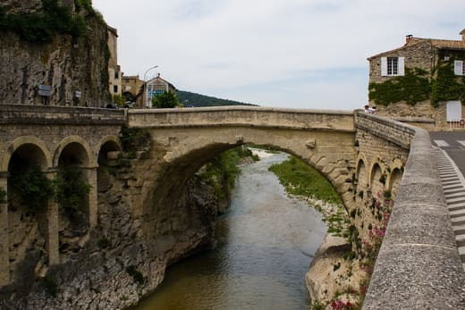 Le pont romain de Vaison-la-Romaine sur l'Ouvèze — photo d'illustration